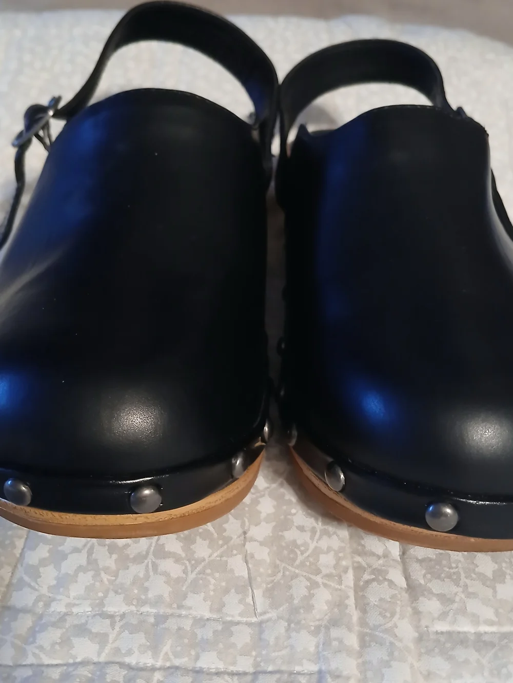 R2 sleek black